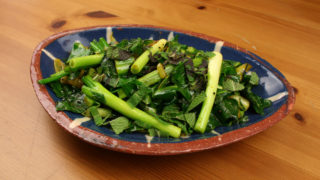 Rafi's Spicebox Piyaz Gobhi with Spring Greens, Spring Onions and Mint served in blue bowl